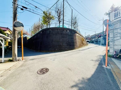 シンプルなデザインのシステムキッチンが特徴です。収納スペースが充実しておりすっきりとした印象です。無駄のない機能的な配置が魅力です。