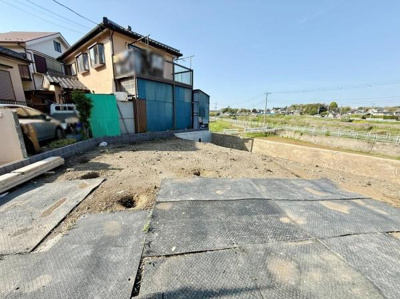 開放感のある空間が広がっています。前面に遮るものが少なく明るい印象です。周囲には緑も感じられます。平坦な敷地形状でさまざまな用途に適しています。