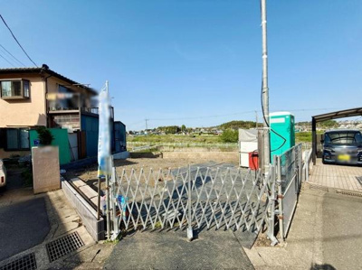 敷地の形や周辺環境も写真から把握できます。現地の状況や道路の幅などイメージしやすい写真です。