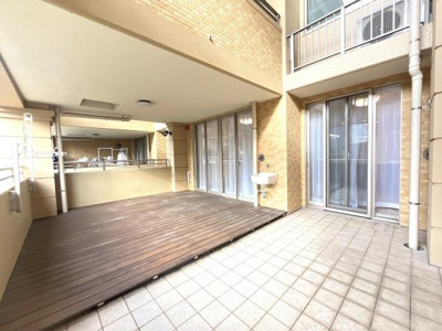 広々としたテラススペースが特徴的です。屋根付き部分もあり天候に左右されにくい設計です。ウッドデッキとタイル床で用途に合わせた使い分けができます。水栓も備え付けられており便利に利用できます。