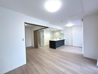 リビングは明るく開放感のある空間です。白を基調とした壁と天井が室内に洗練された印象を与えます。キッチンとリビングが一体感のある設計となっております。