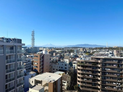 遠くまで広がる街並みを一望できる眺望です。天気の良い日には遠方の山々も楽しめます。高層階ならではの開放感が魅力的です。周囲の建物との距離感も保たれています。