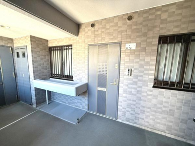 落ち着いた色合いの玄関が印象的です。重厚感のある扉が安心感を与えます。共用部分も整然とした雰囲気が漂っています。窓にはしっかりとした格子が設置されています。玄関まわりが広く使いやすい設計です。