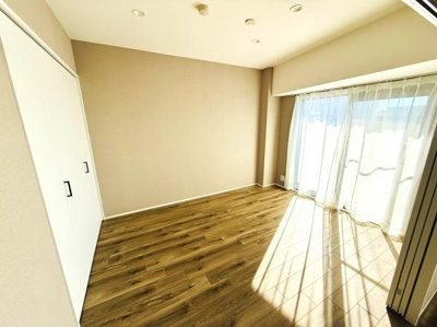 大きな窓から明るい陽射しがたっぷり入ります。収納スペースがあり整理整頓も快適です。ナチュラルな床材で落ち着いた雰囲気です。すっきりとした洋室となっています。