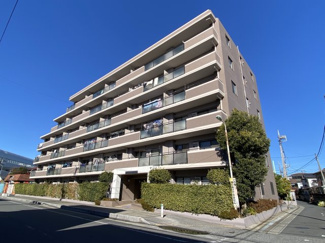 穏やかな住宅街にそびえたつ、日当たりのよいマンションです☆