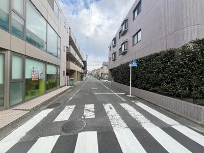 道路の見通しが良くゆったりとした雰囲気が広がっています。周囲の建物も整っており住環境が整っています。歩道がしっかりと確保されているため安心感があります。