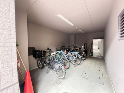 屋根付きの自転車置き場なので雨の日でも自転車が濡れにくく安心です。整頓された空間で自転車の出し入れがしやすいのも魅力です。複数台の自転車を置ける十分な広さがあります。