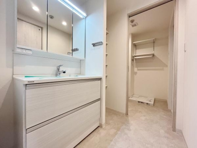 明るく清潔感のある洗面台は収納スペースも充実しています。鏡面仕上げで空間が広く見え毎日の支度もスムーズに行えます。隣接するスペースとの動線も快適です。シンプルなデザインが魅力の洗面所です。