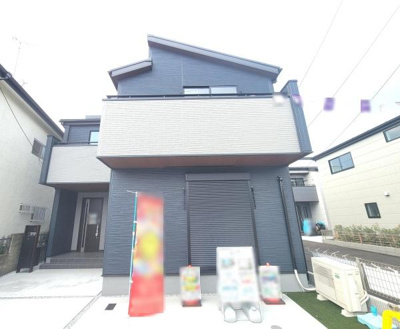 シャープなラインが特徴的な外観が印象的です。バルコニー部分も広く住まいとしての開放感があります。モダンな色使いで周囲の住宅と調和しやすいデザインです。玄関アプローチがゆとりあるつくりになっています。