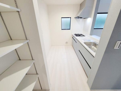 広々とした敷地に新築住宅が建設中の様子です。日当たりを感じられる開放的な空間です。近隣には建設中の住宅が並び街並みが新しく整っています。作業車両も駐車しやすい道路幅があります。