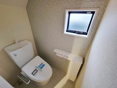 現地の様子がはっきりと分かる写真で周辺環境や隣接した建物の状態もご覧いただけます。前面道路も広く車両の出入りがしやすい印象です。工事の進捗や基礎部分の仕上がりも確認可能です。