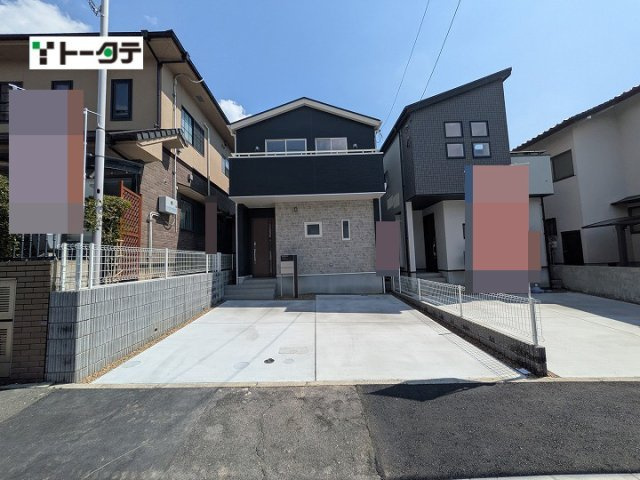 落ち着いたダークカラーと、表情豊かな石目調タイルのコントラスト。