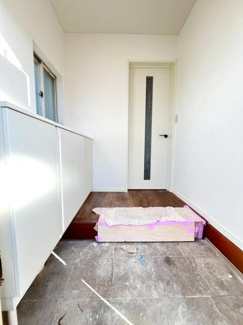 白と木を基調とした玄関は清潔感があります♪