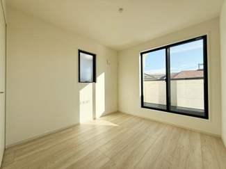 二面採光で室内が明るく開放感があります。ナチュラルなフローリングが落ち着いた雰囲気を演出しています。十分な広さがありさまざまな使い方が可能です。壁や床の色合いもシンプルで家具の配置がしやすいです。