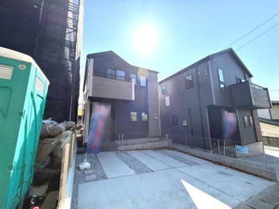 ゆったりとした駐車スペースが確保されており車の出し入れがしやすい配置です。コンクリート舗装でお手入れも簡単です。隣家とのスペースも適度に保たれています。車両サイズに合わせて柔軟に利用できます。