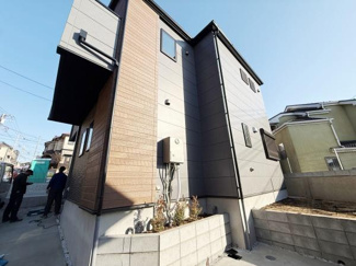 モダンな外観デザインが目を引く建物です。シンプルな色使いと直線的なフォルムが都会的な印象を与えます。フェンスや植栽スペースも整備され外観全体が清潔感ある仕上がりです。