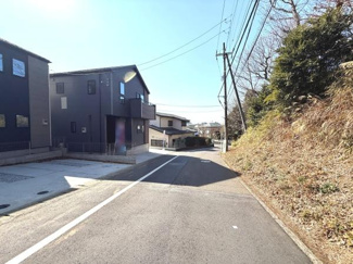 モダンな外観デザインが目を引く建物です。シンプルな色使いと直線的なフォルムが都会的な印象を与えます。フェンスや植栽スペースも整備され外観全体が清潔感ある仕上がりです。