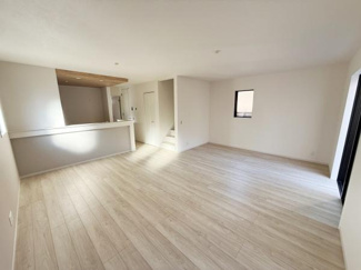 リビングは広々とした空間が特徴です。明るいフローリングが室内をより開放的に見せています。窓からの自然光もたっぷり入ります。シンプルな内装でさまざまなインテリアにも調和します。