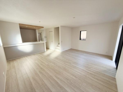 リビングは広々とした空間が特徴です。明るいフローリングが室内をより開放的に見せています。窓からの自然光もたっぷり入ります。シンプルな内装でさまざまなインテリアにも調和します。