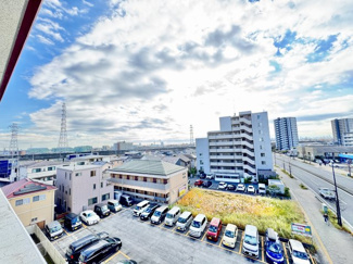 開放感あふれる眺望が魅力のお部屋。
前面に高い建物が少なく、空が広く感じられる心地よいロケーションです。