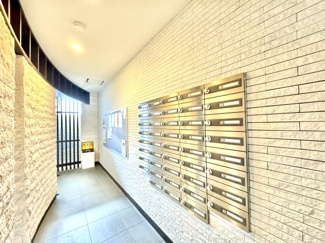 管理の行き届いた共用部。
明るく見通しの良いメールコーナーは、日常利用時も安心。