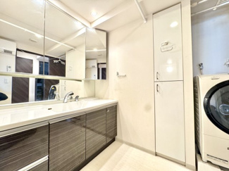 〜3面鏡付独立洗面台〜
人気の3面鏡を採用。
ミラー裏が収納になっているので、生活感を出さずに収納することが出来ます。