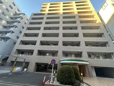 外観は洗練されたデザインでバルコニーが各住戸に設けられています。エントランス周りも明るく整備されています。植栽が施され建物全体が清潔感のある印象です。