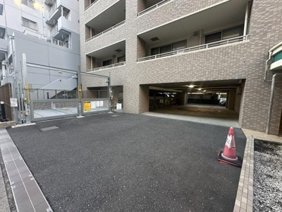 敷地内に駐車場があり出入りがスムーズな設計です。しっかりと整備されたアスファルト舗装で雨の日も安心してご利用いただけます。建物のすぐそばに駐車スペースが配置されているため荷物の運搬にも便利です。