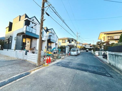 前面道路が広く車の出し入れもスムーズに行えます。周辺には落ち着いた住宅が並び地域全体が整然とした印象です。ゆとりある道幅で日々の移動も快適です。新築住宅が建ち並び街並みも新しく整っています。