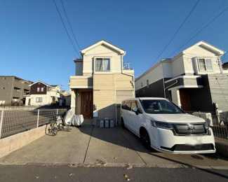 シンプルで落ち着いた外観が印象的です。駐車スペースが広く使い勝手の良さが感じられます。道路に面しているためアクセスもスムーズです。建物のデザインが周辺環境と調和しています。