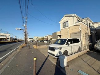 広々とした前面道路が特徴的です。周辺には歩道も整備されており安全面にも配慮されています。敷地内の駐車スペースがしっかり確保されています。建物周りが明るく開放感が感じられます。