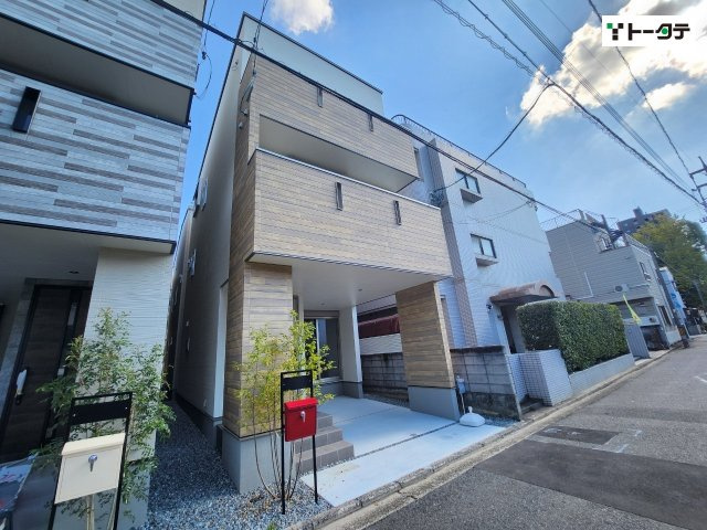 １階部分にはビルトインガレージを設けており、雨や直射日光から愛車を守れる安心の設計となります。
