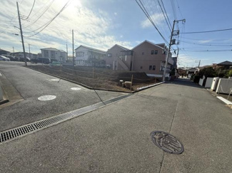 幅のある前面道路が特徴の現地写真です。開放感を感じられる立地です。周囲には住宅が整然と建ち並び落ち着いた雰囲気が印象的です。舗装も整っていて歩きやすい環境が整っています。