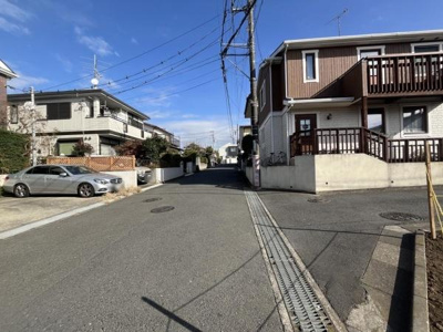 幅にゆとりのある前面道路が特徴です。周辺は落ち着いた住宅街の印象があります。道路沿いには整然とした住宅が並んでいます。車での出入りもスムーズにできそうです。