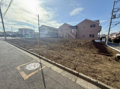 現地写真から見て区画整理された土地で開放感があります。前面道路がしっかりと舗装されており車の出入りも安心です。日当たりも良好で周辺環境が落ち着いています。視界が広く見通しの良い立地です。