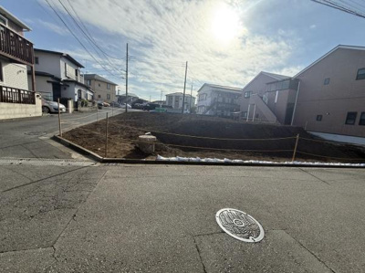 敷地が広くさまざまなプランに対応できる現地写真です。前面道路が整備されており車の出し入れもスムーズに行えます。周囲には住宅が建ち並び落ち着いた雰囲気です。