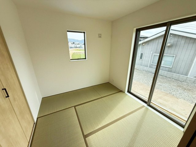 三面鏡の裏側の収納スペースには、スキンケア用品やヘアケア用品などをすっきり整理できます。