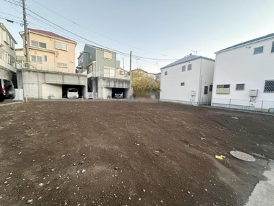 現地土地写真では広々とした敷地の様子がひと目でわかります。周囲には住宅が整然と立ち並んでおり落ち着いた街並みが確認できます。