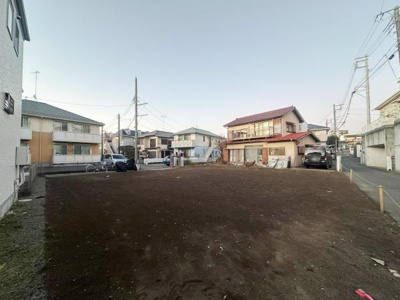 現地土地写真のとおり広々とした敷地で開放感があります。周辺は住宅地のため落ち着いた環境です。道路に面しているので車の出入りも便利です。建築プランの幅が広がりそうな土地です。
