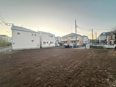 周囲に住宅が立ち並ぶエリアに位置しています。道路に面した土地でアクセスがしやすいです。整った形状の現地土地写真から開放感が伝わります。周囲の環境も落ち着いています。使い道の幅が広がる土地です。