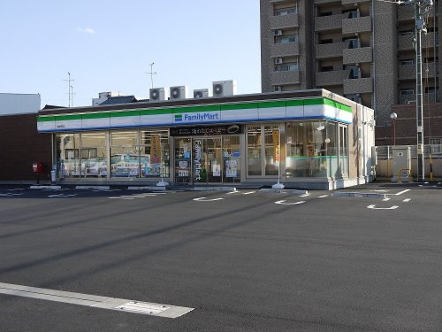 ファミリーマート津岩田町店