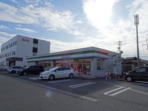 ファミリーマート 富山中川原店