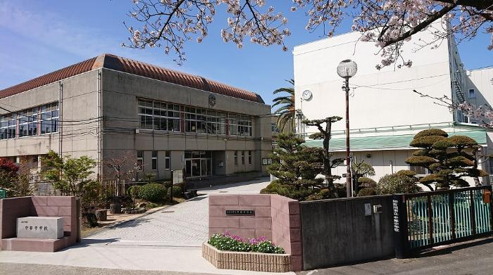 中部中学校